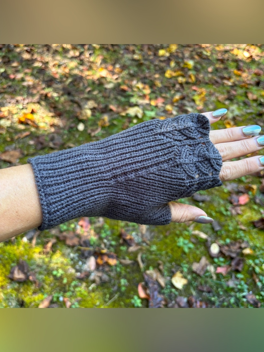 NWT Dark Gray Cable Knit Fingerless Gloves Leaf Lace Pattern One Size